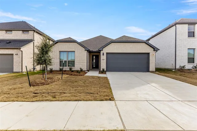a view of a house with a dry yard