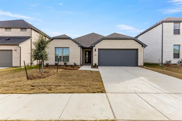 a view of a house with a dry yard