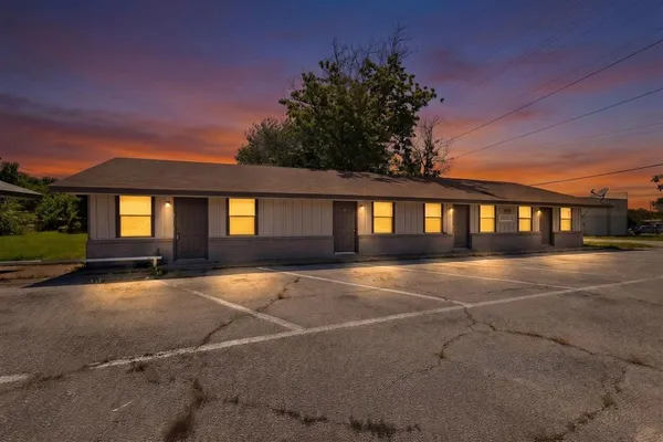 $975 | 1585 North Mill Street, Lewisville, TX 75057