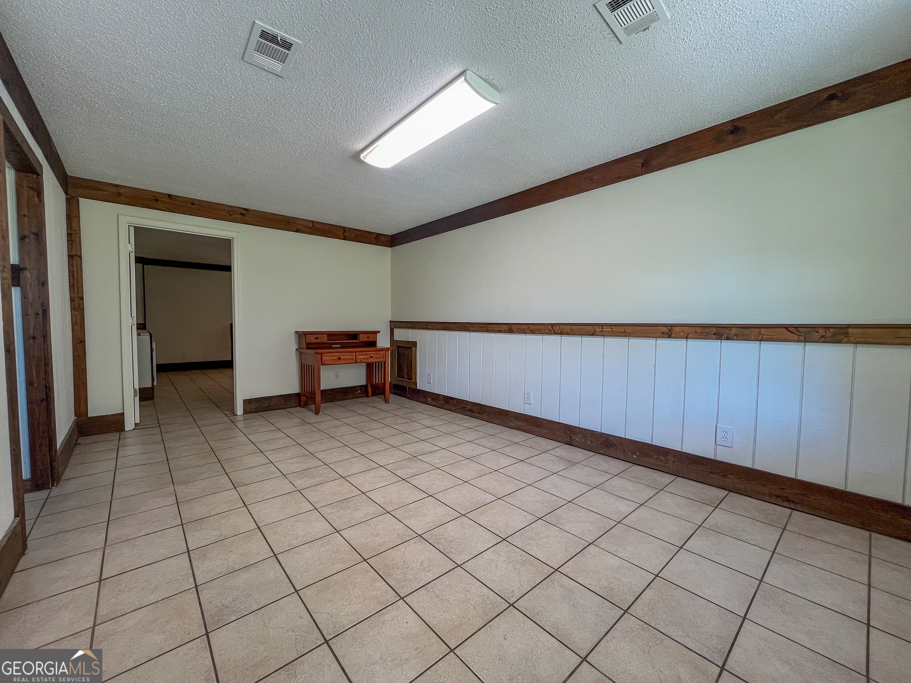 508 Denham Road East Dublin, GA 31027 - Photo 17 of 41 a room with furniture