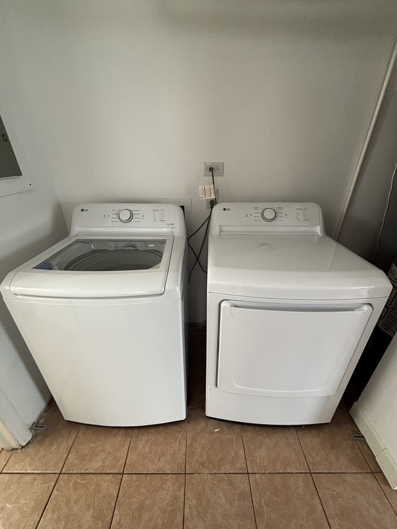 1707 Queensbury Circle Hoffman Estates, IL 60169 - Photo 10 of 10 a utility room with dryer and washer