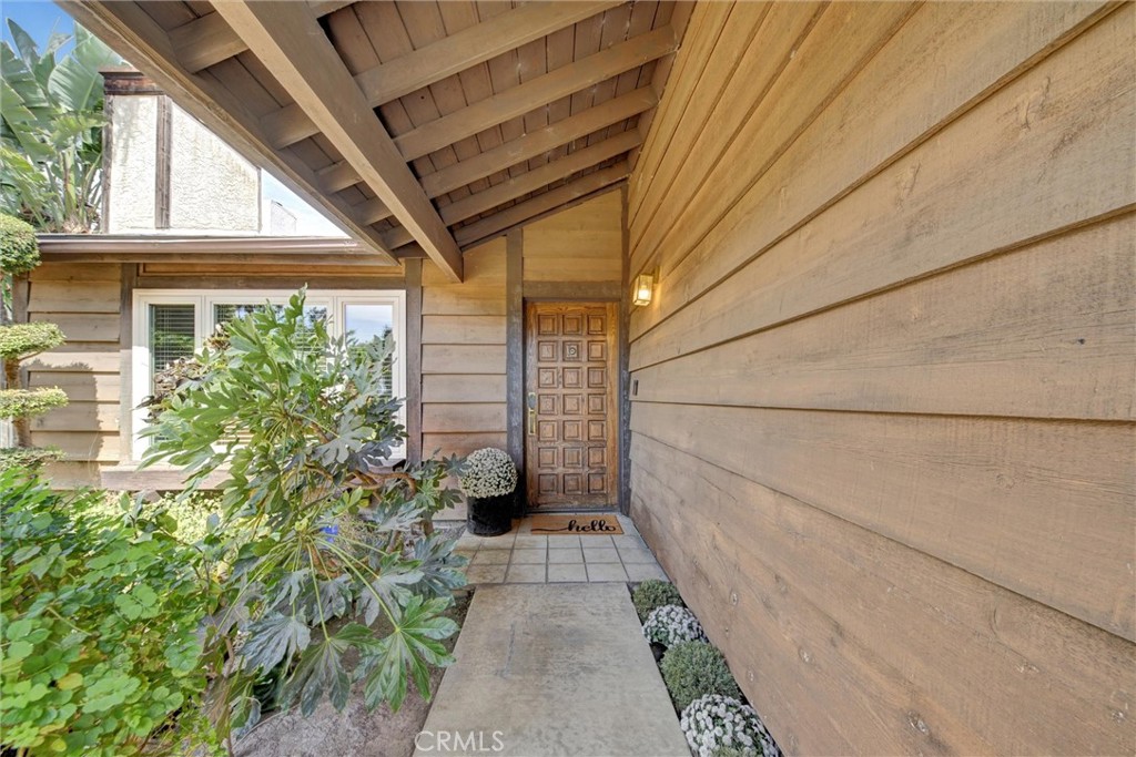 6714 Rhea Avenue Los Angeles, CA 91335 - Photo 4 of 33 Entry to Front Door