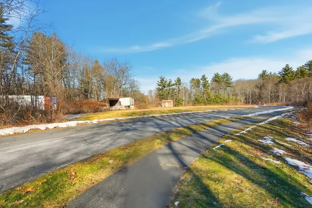 a view of a yard with a house