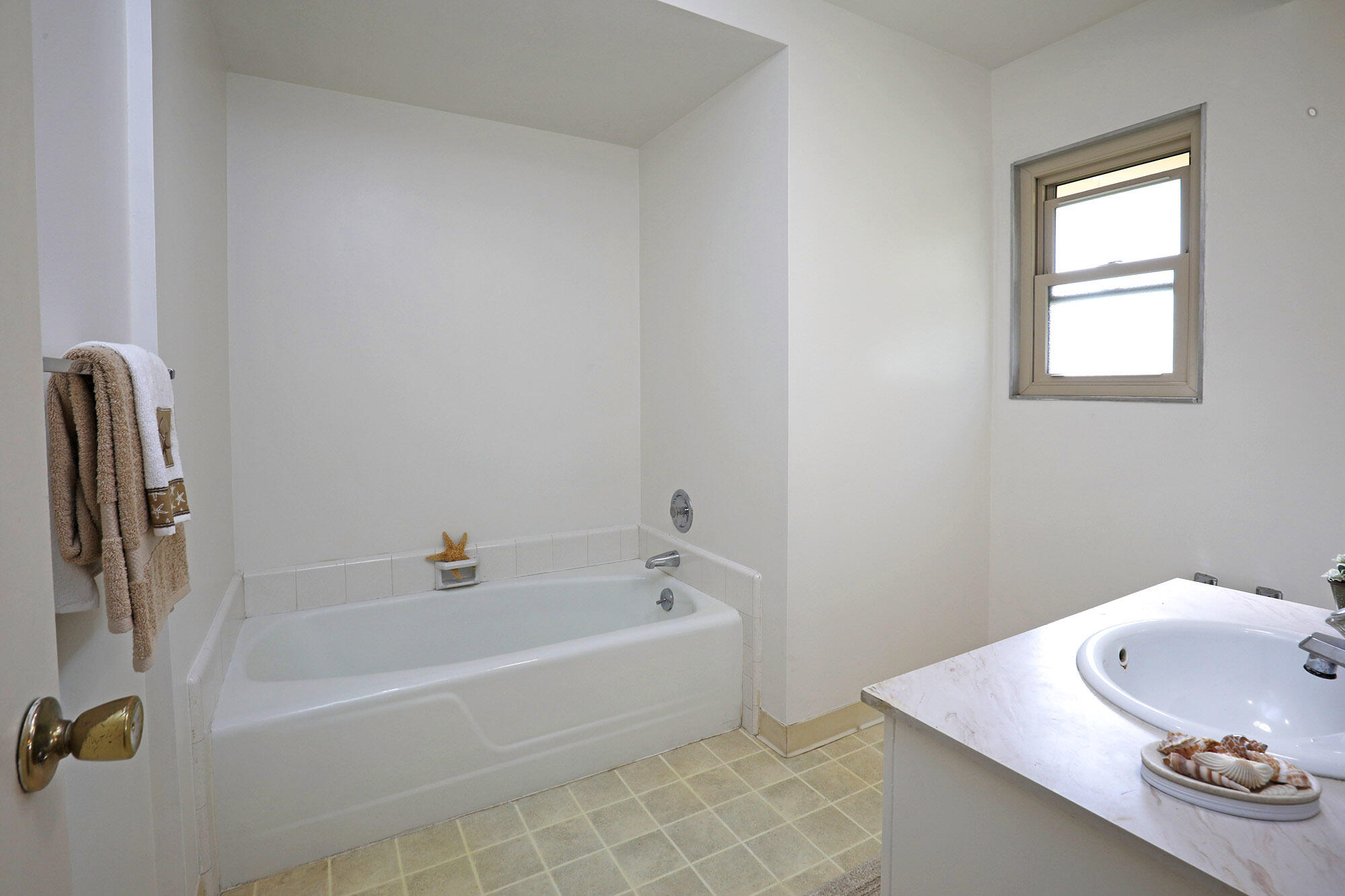 5822 Encina Road, Unit 3 Goleta, CA 93117 - Photo 12 of 26 Main Bedroom Bath