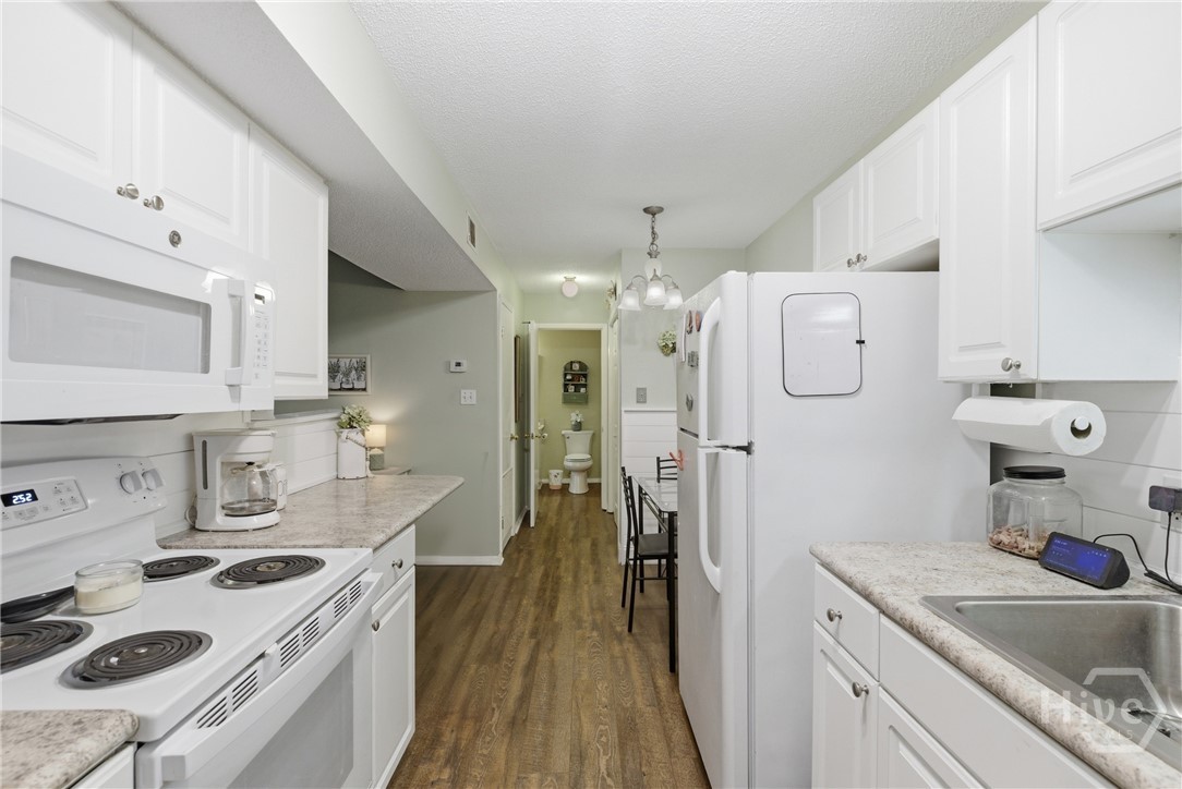 401 North Cromwell Road, Unit T3 Savannah, GA 31410 - Photo 12 of 26 Kitchen