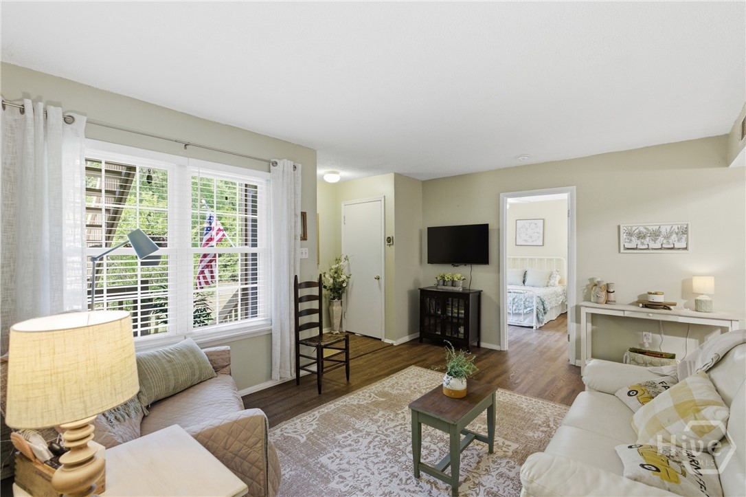 401 North Cromwell Road, Unit T3 Savannah, GA 31410 - Photo 5 of 26 Living Room