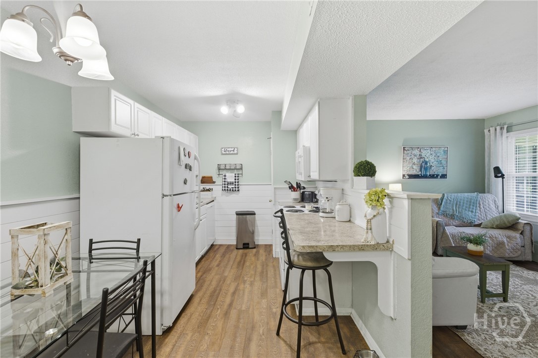 401 North Cromwell Road, Unit T3 Savannah, GA 31410 - Photo 9 of 26 Kitchen Breakfast Bar