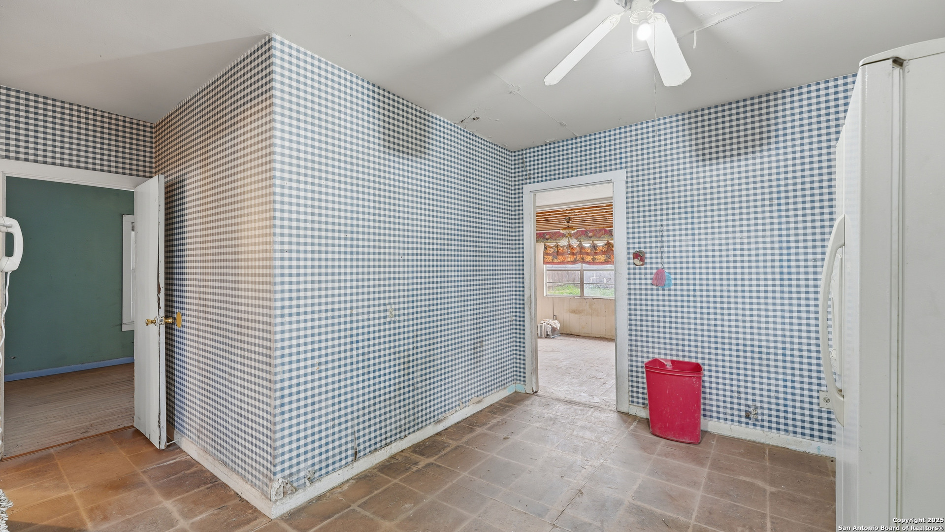 536 Commerce Street Pleasanton, TX 78064 - Photo 11 of 31 a view of a livingroom with entryway
