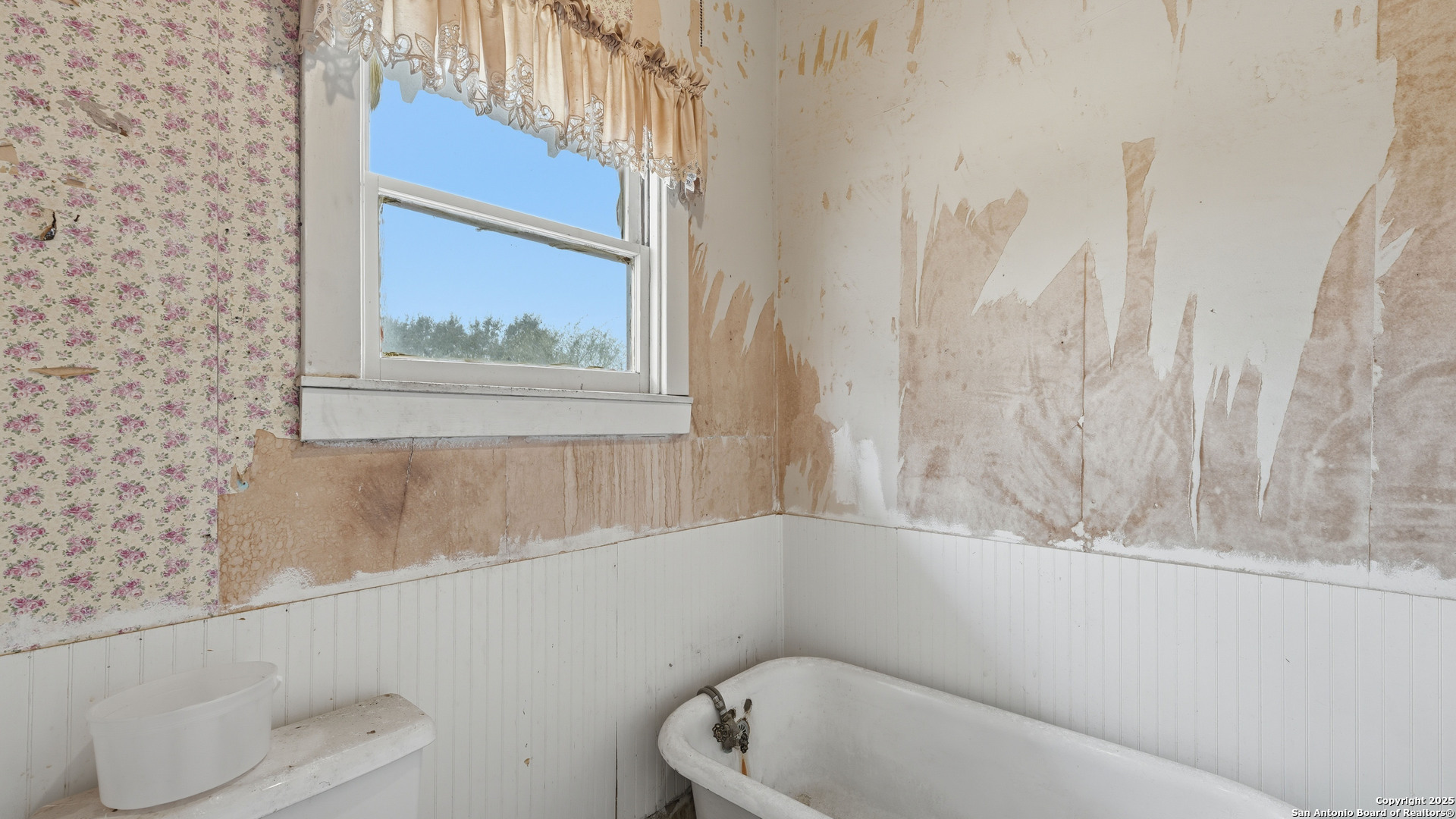 536 Commerce Street Pleasanton, TX 78064 - Photo 14 of 31 a bathroom with a toilet and a bathtub
