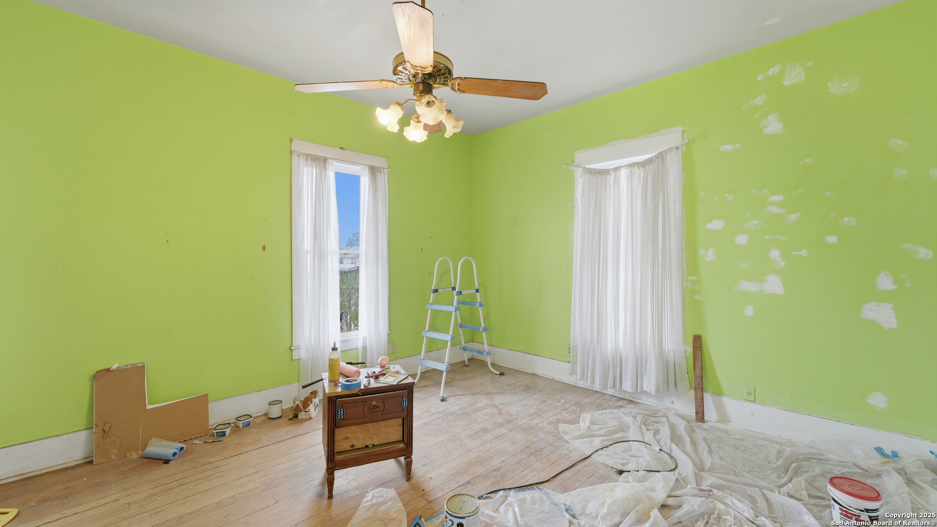 536 Commerce Street Pleasanton, TX 78064 - Photo 16 of 31 a living room with furniture and a chandelier