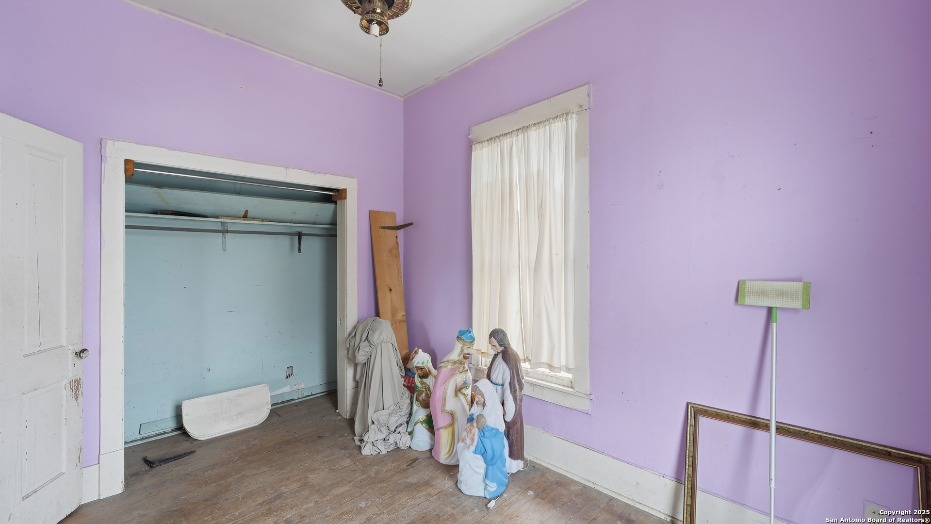 536 Commerce Street Pleasanton, TX 78064 - Photo 17 of 31 a view of an empty room with window
