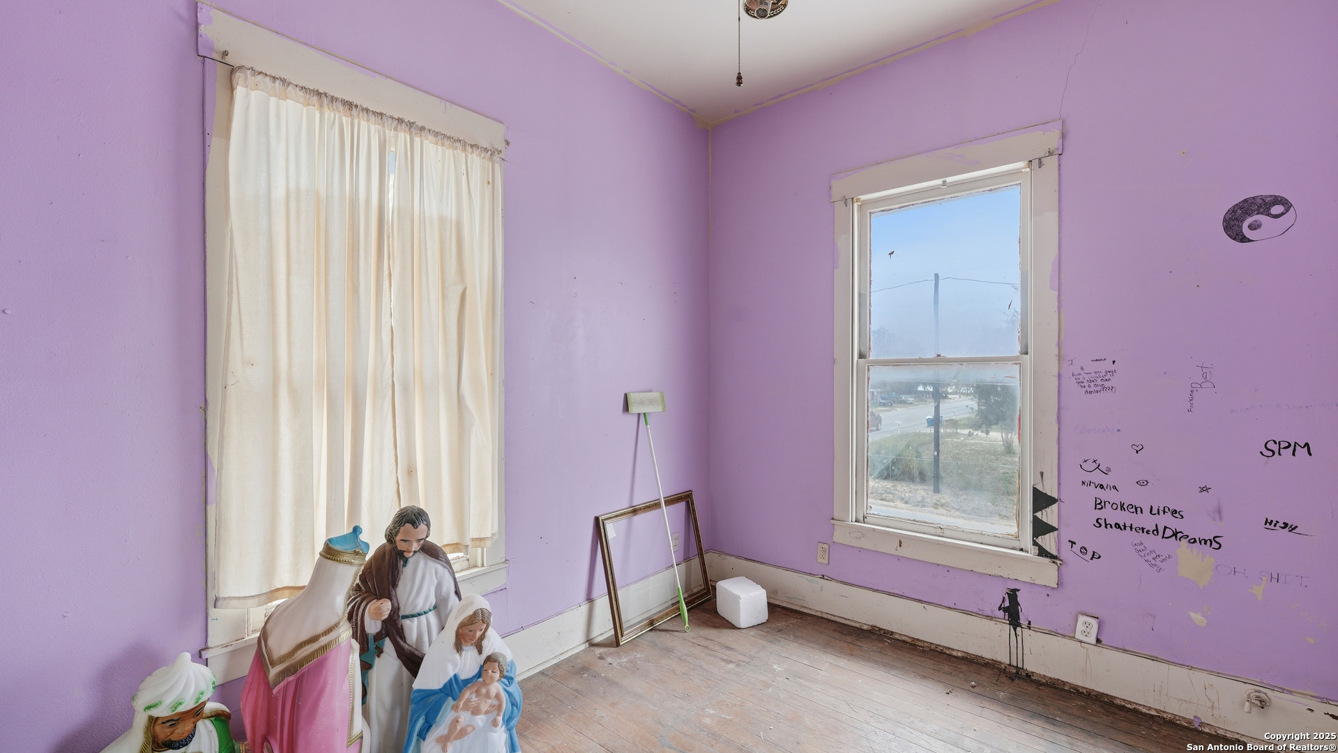 536 Commerce Street Pleasanton, TX 78064 - Photo 18 of 31 a bed room with a bed and a window