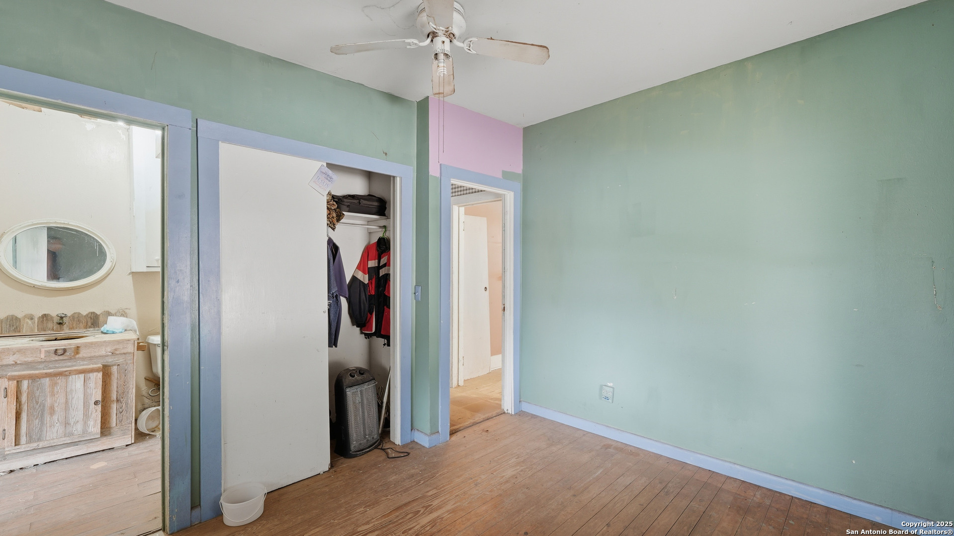 536 Commerce Street Pleasanton, TX 78064 - Photo 19 of 31 a view of a bedroom with closet area