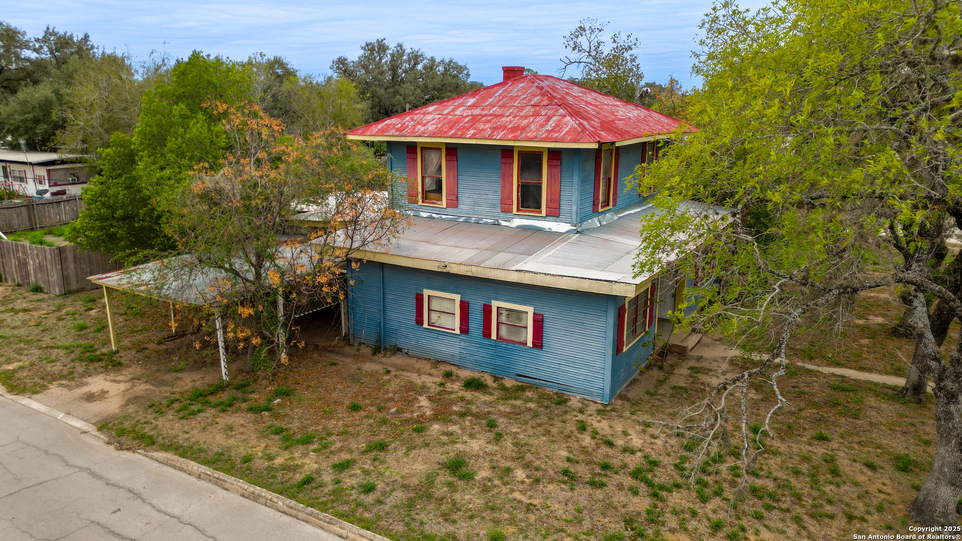 536 Commerce Street Pleasanton, TX 78064 - Photo 4 of 31 a view of a table and chairs in patio