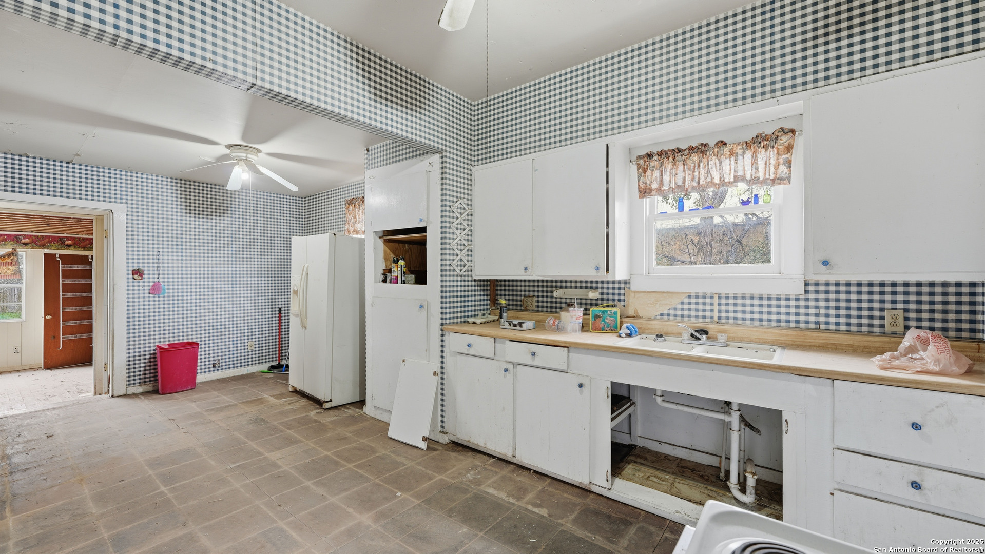 536 Commerce Street Pleasanton, TX 78064 - Photo 7 of 31 a kitchen that has a sink cabinets and window