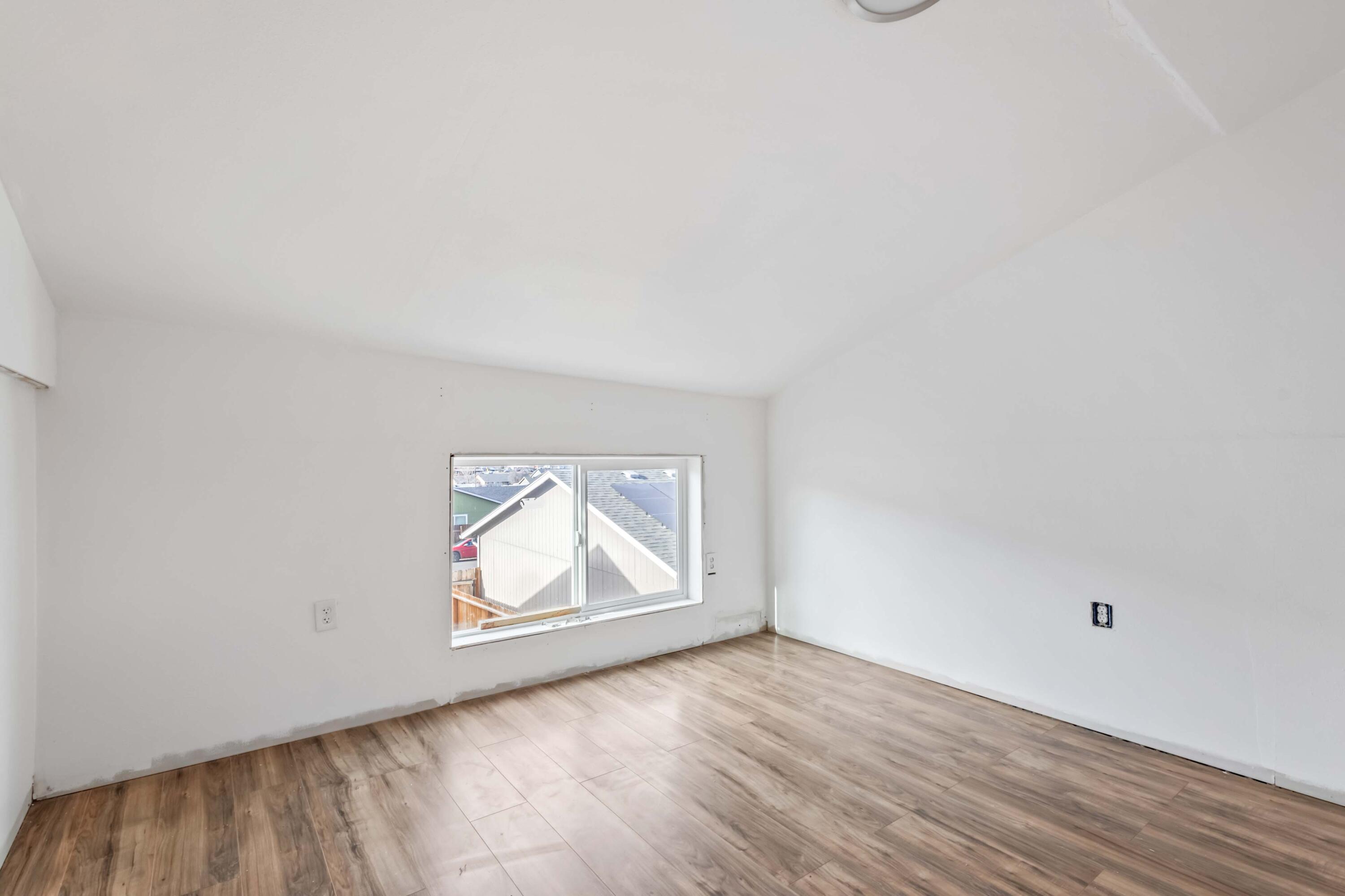 405 East D Street Culver, OR 97734 - Photo 31 of 49 an empty room with wooden floor and window