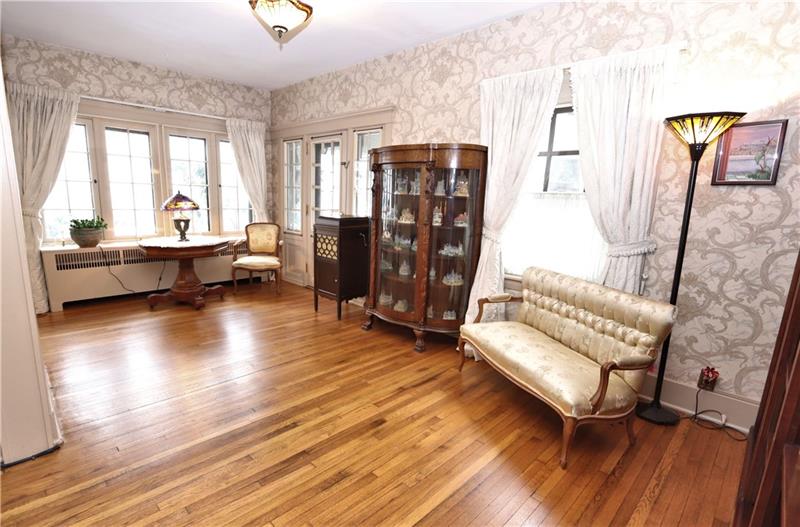 Grand entry with door to Front porch & side door to Porte-cochere.