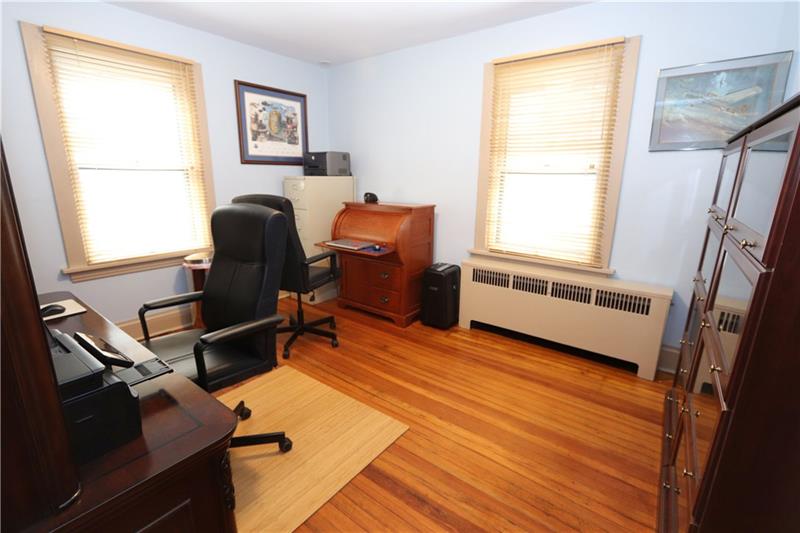 107 Edgecliff Road Carnegie, PA 15106 - Photo 16 of 25 4th Bedroom, currently used as in-home office.