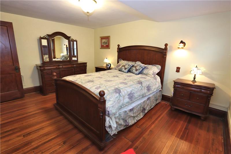 107 Edgecliff Road Carnegie, PA 15106 - Photo 17 of 25 3rd Floor - 5th Bedroom