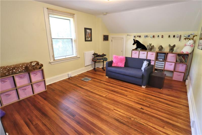 107 Edgecliff Road Carnegie, PA 15106 - Photo 19 of 25 Gallery Image 19