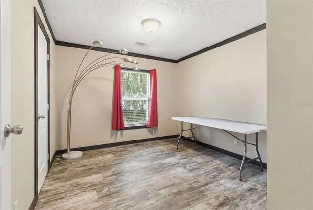 a view of entryway with window