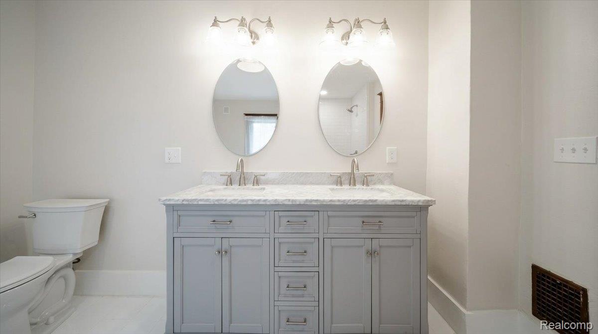 438 North Bailey Street Romeo, MI 48065 - Photo 15 of 32 15-2nd Floor Master Bath 3.jpg