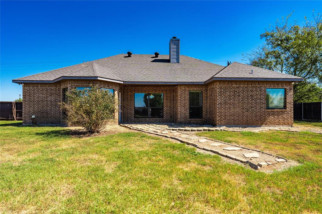 17821 Fm 3080 Mabank, TX 75147 - Photo 4 of 23 a front view of a house with a garden