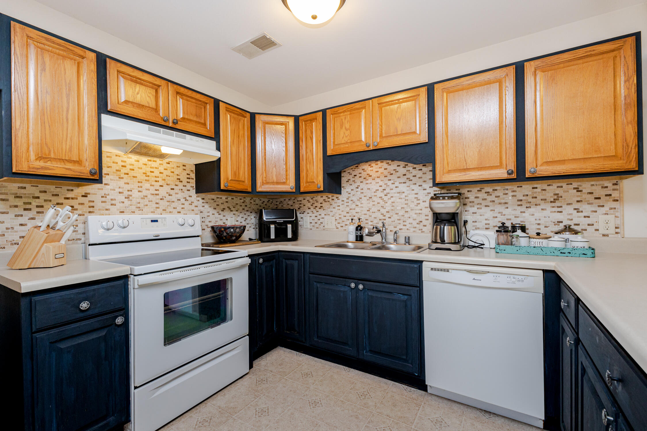 984 Spring Court Newburg, WI 53095 - Photo 6 of 21 Kitchen