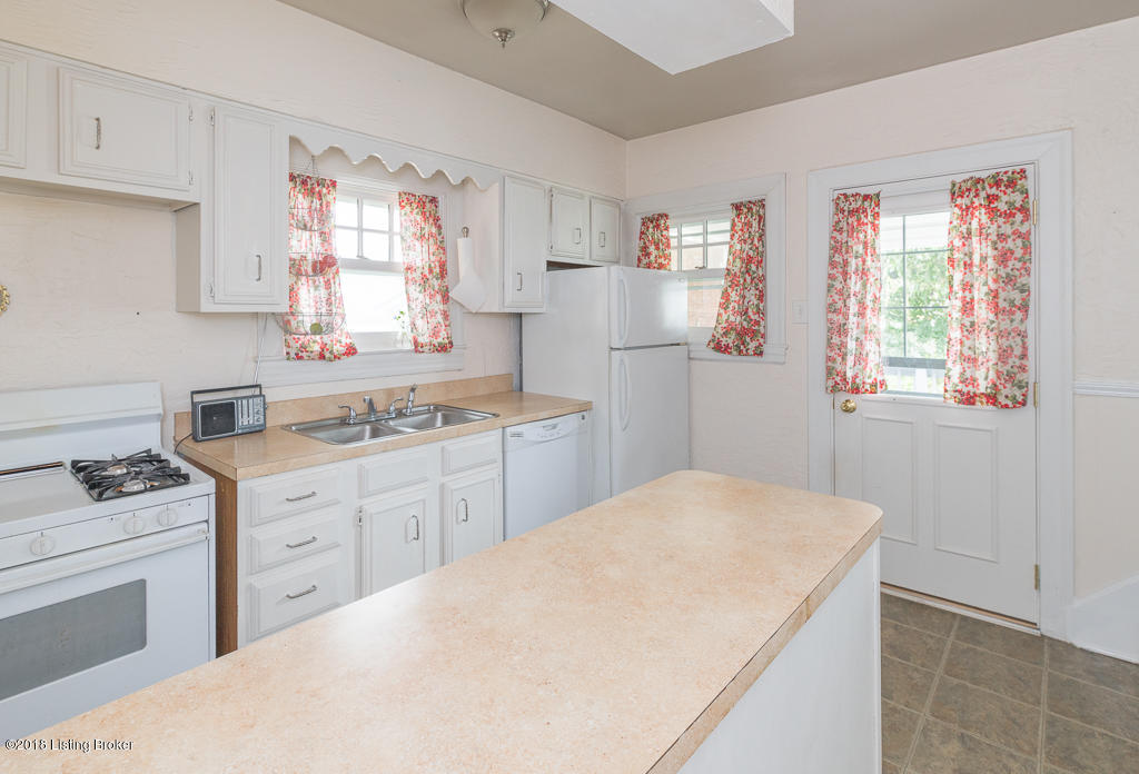 909 Greenleaf Road Louisville, KY 40213 - Photo 8 of 19 DSC_4524-1