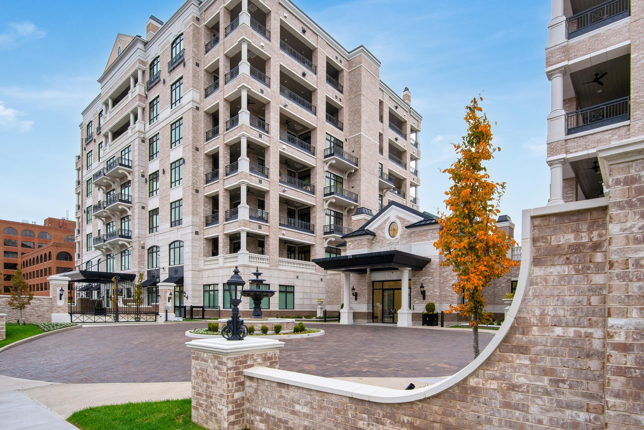 110 Woodmont Boulevard, Unit N601 Nashville, TN 37205 - Photo 39 of 42 a view of a building with a garden