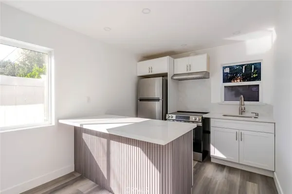 $2,300 | 14713 1/2 Sylvan Street, Van Nuys, CA 91411