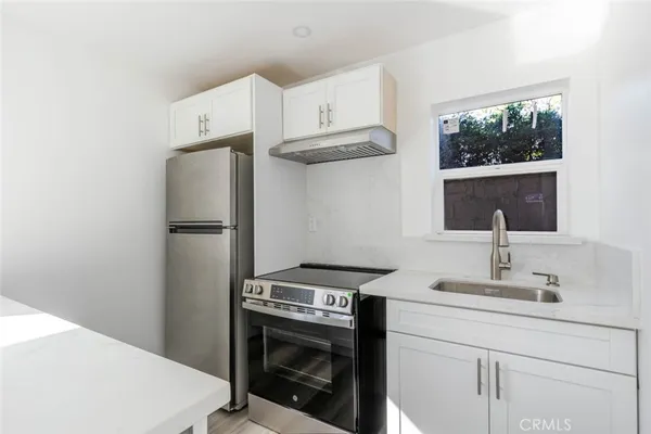 $2,300 | 14713 1/2 Sylvan Street, Van Nuys, CA 91411