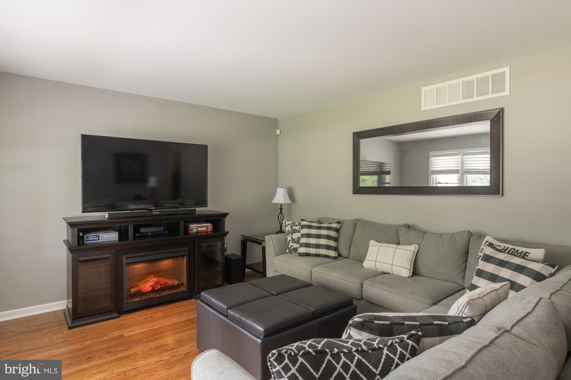 462 Station Road Roebling, NJ 08554 - Photo 12 of 24 Living room 1
