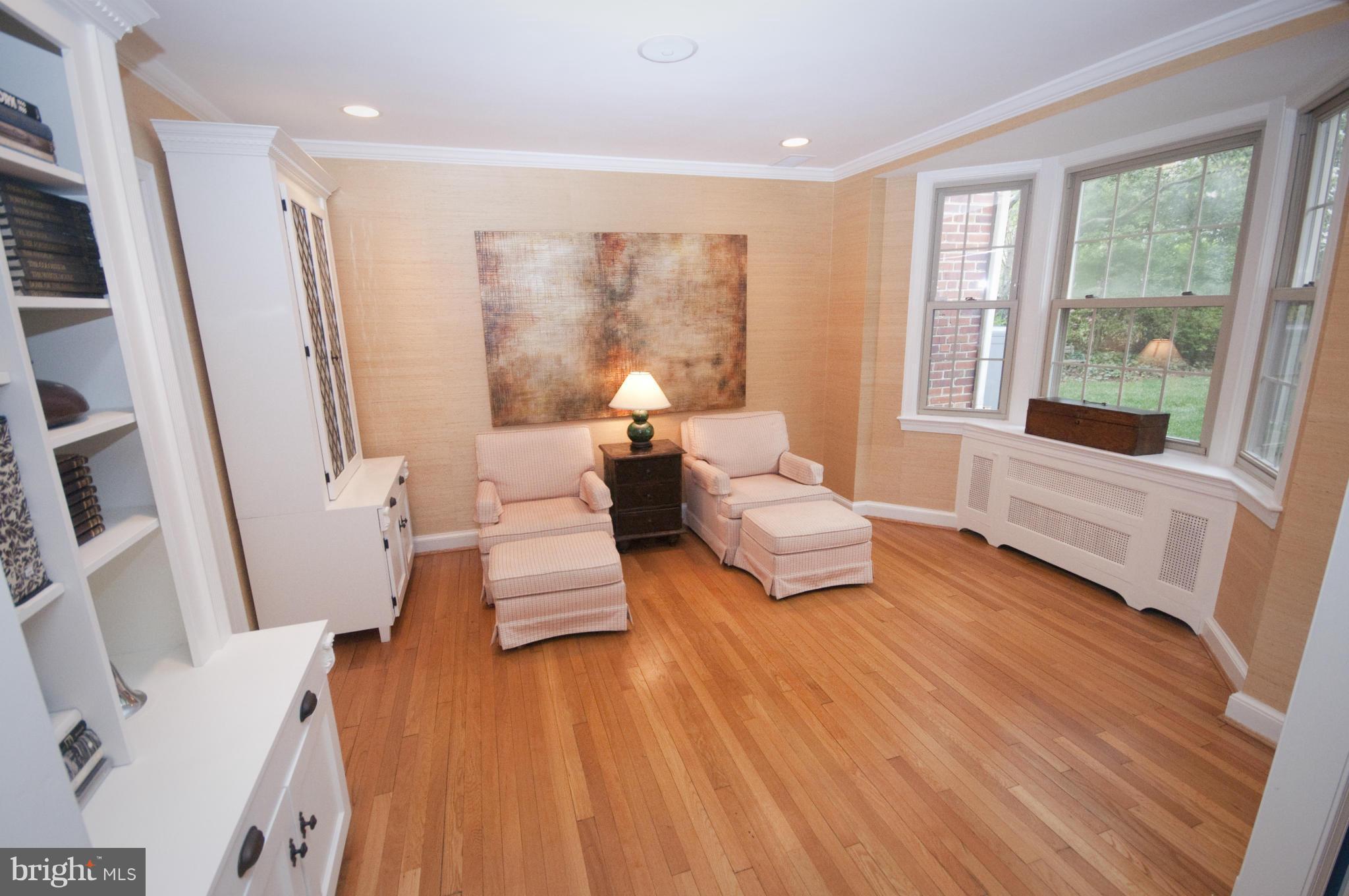 Sitting room with bay window