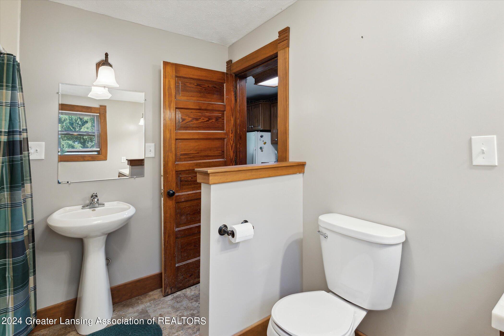 6491 Oneida Road Charlotte, MI 48813 - Photo 28 of 59 Full Bathroom