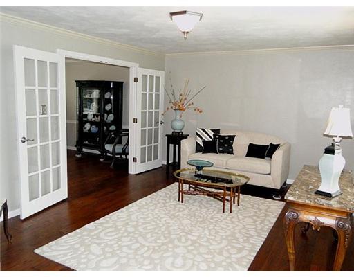 35 Holly Ridge Road Washington, PA 15301 - Photo 2 of 18 Living Room.