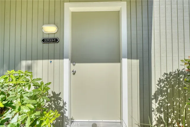 $3,900 | 22133 Burbank Boulevard, Unit 1, Woodland Hills, CA 91367