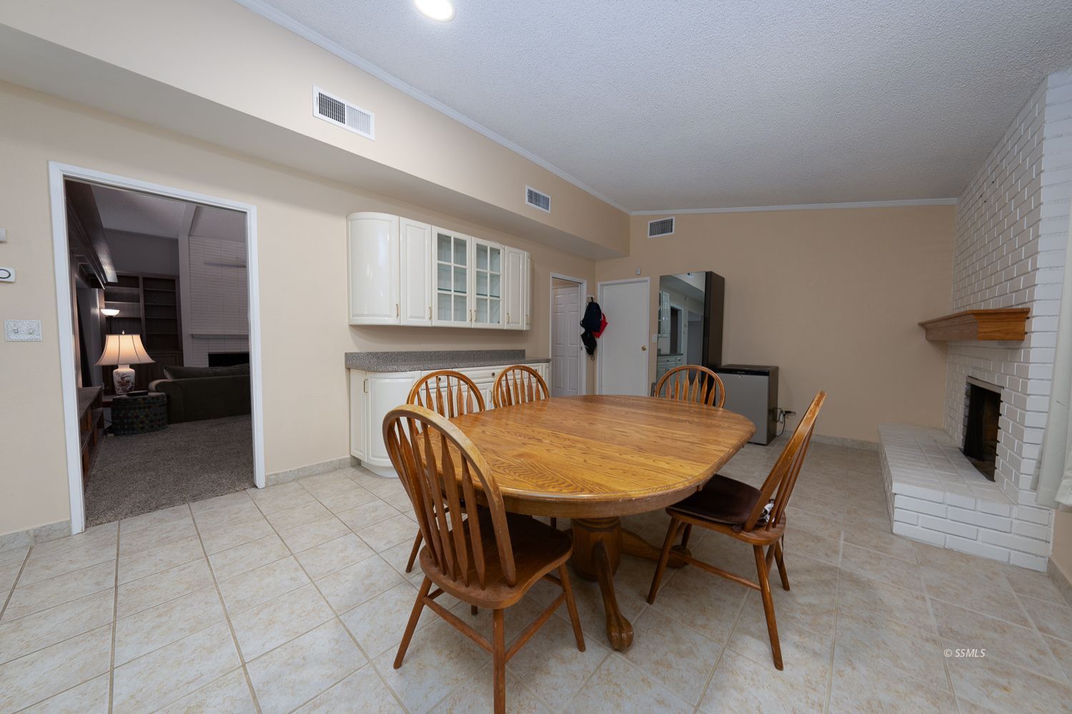 649 Peg Street Ridgecrest, CA 93555 - Photo 21 of 38 a dining room with furniture and window