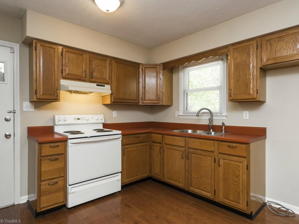1912 Sheldon Road Greensboro, NC 27405 - Photo 4 of 30 Gallery Image 4