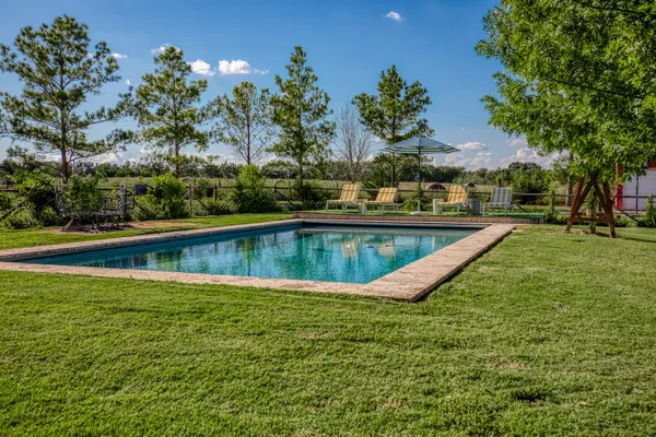a view of a back yard