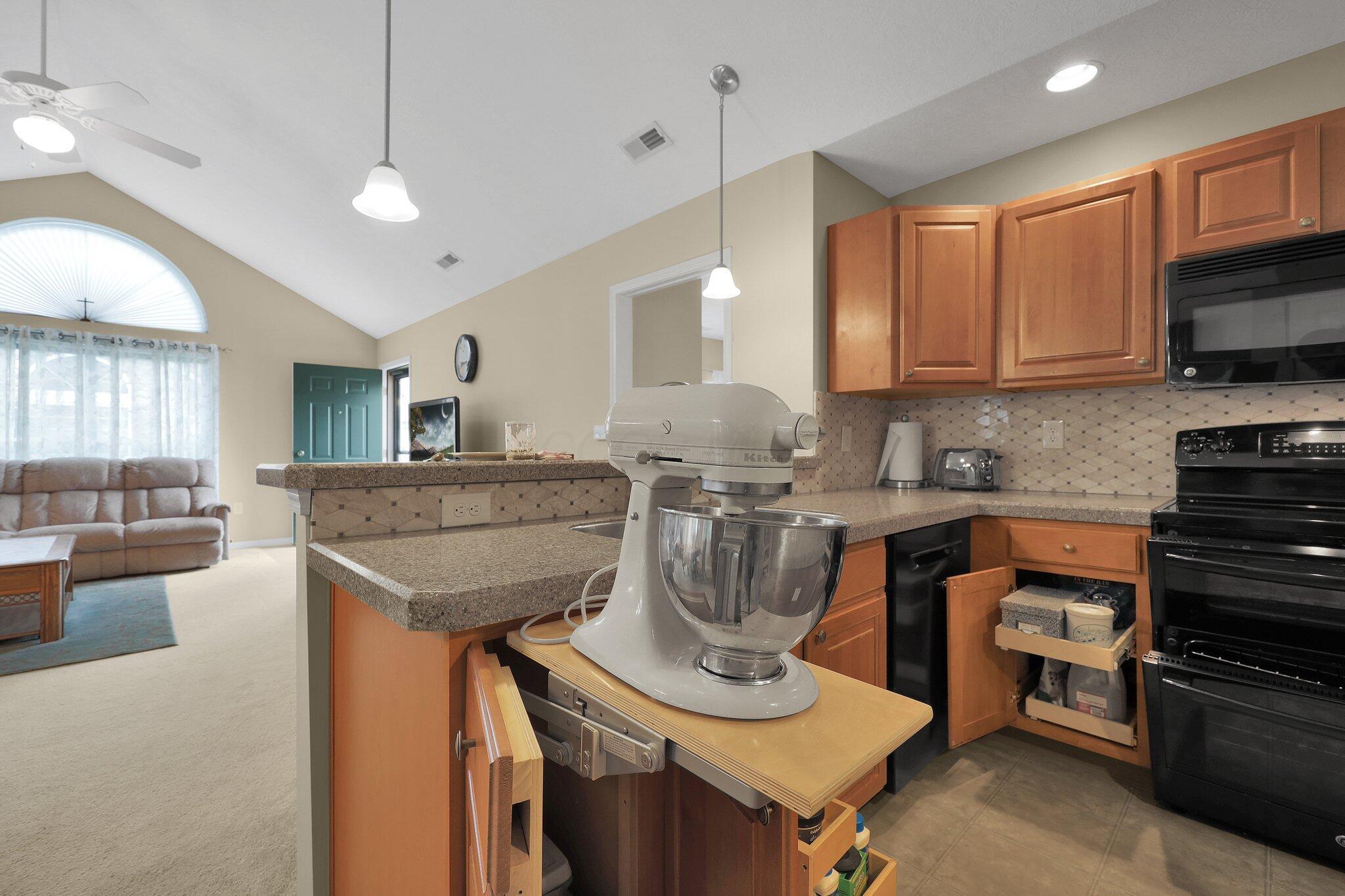 5685 White Goose Road Westerville, OH 43081 - Photo 16 of 37 Kitchen-Aid mixer Lift