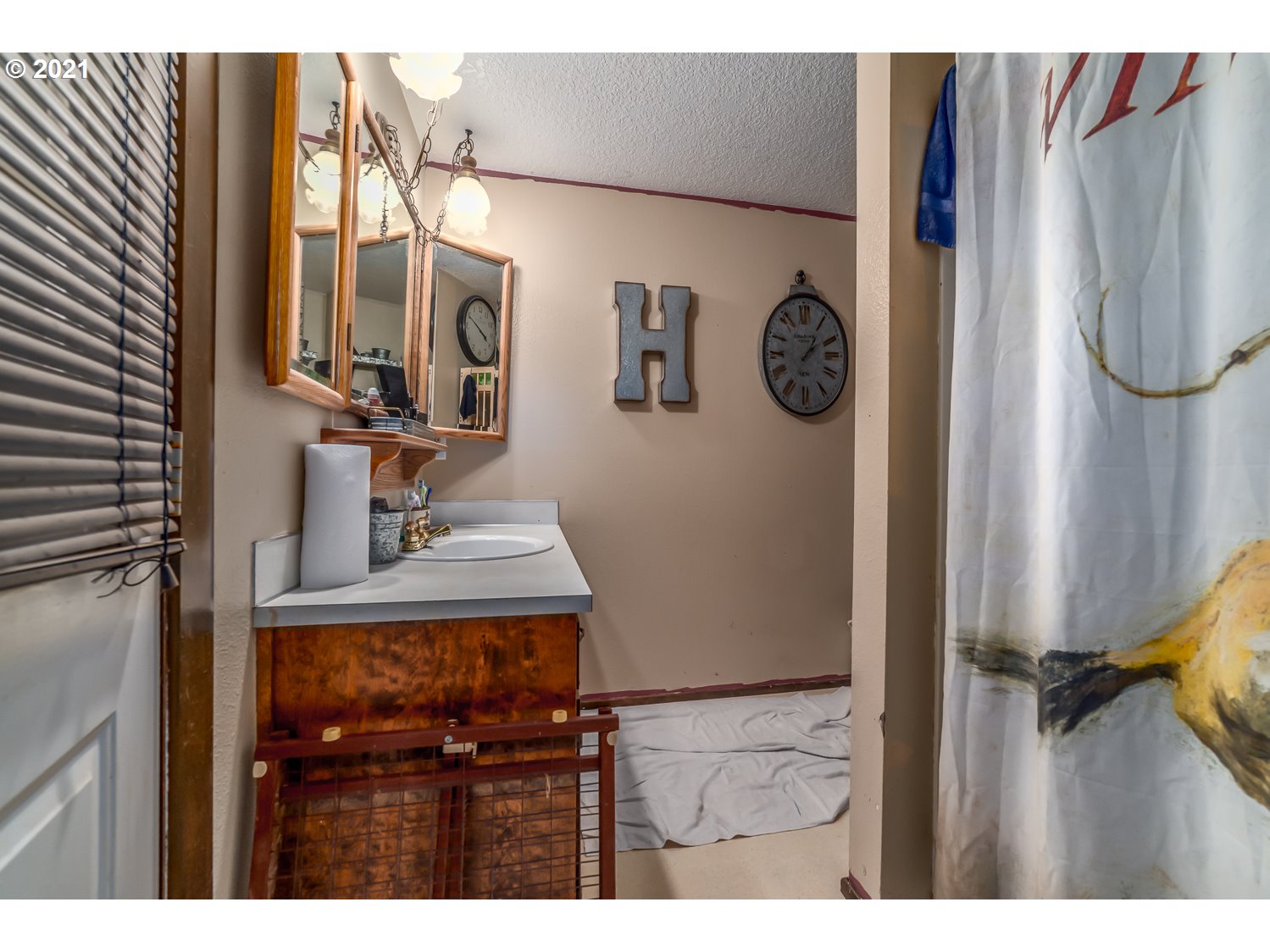 471 67th Street Springfield, OR 97478 - Photo 18 of 28 a view of bathroom with a mirror