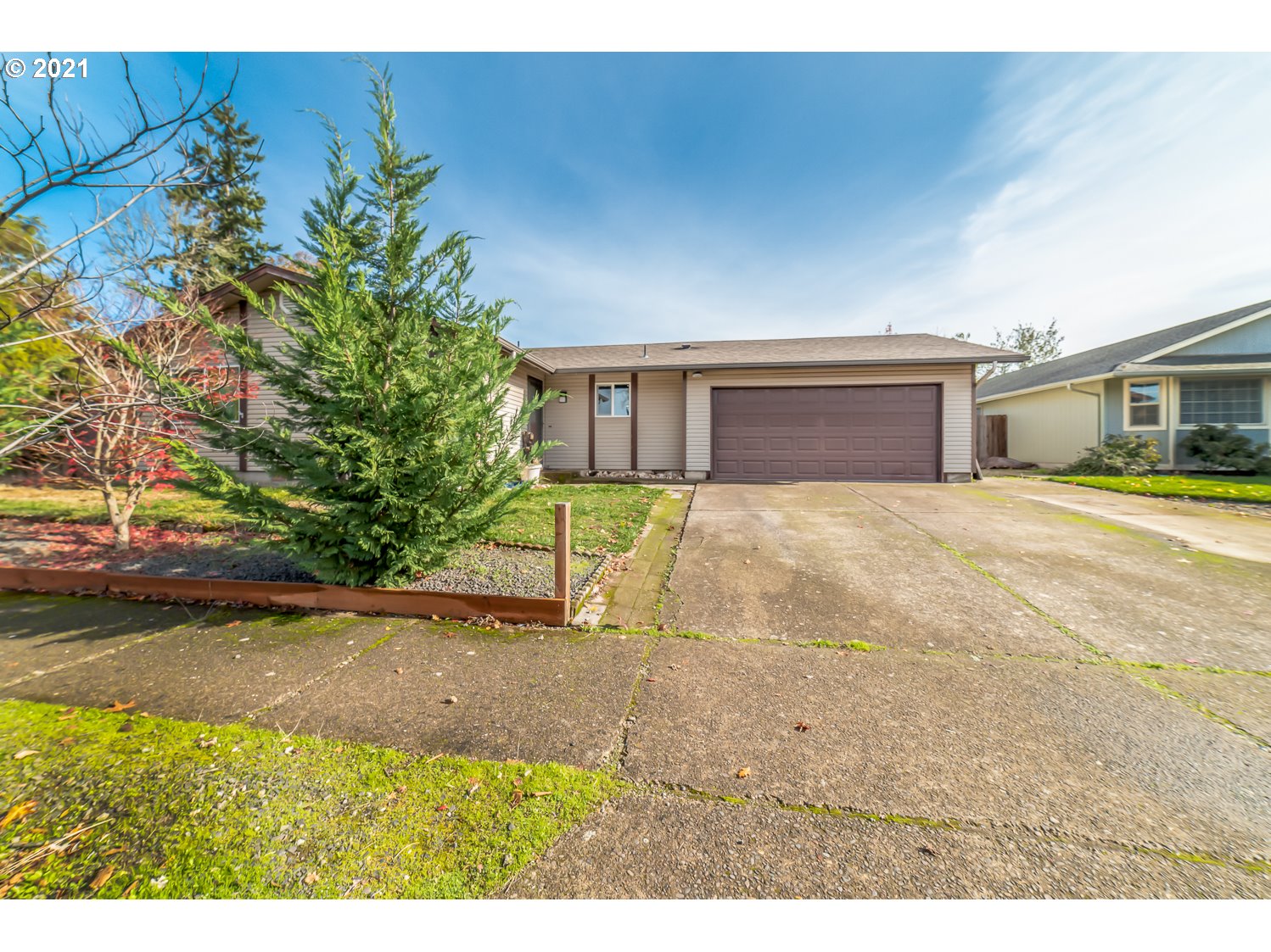 471 67th Street Springfield, OR 97478 - Photo 3 of 28 a view of a backyard of the house