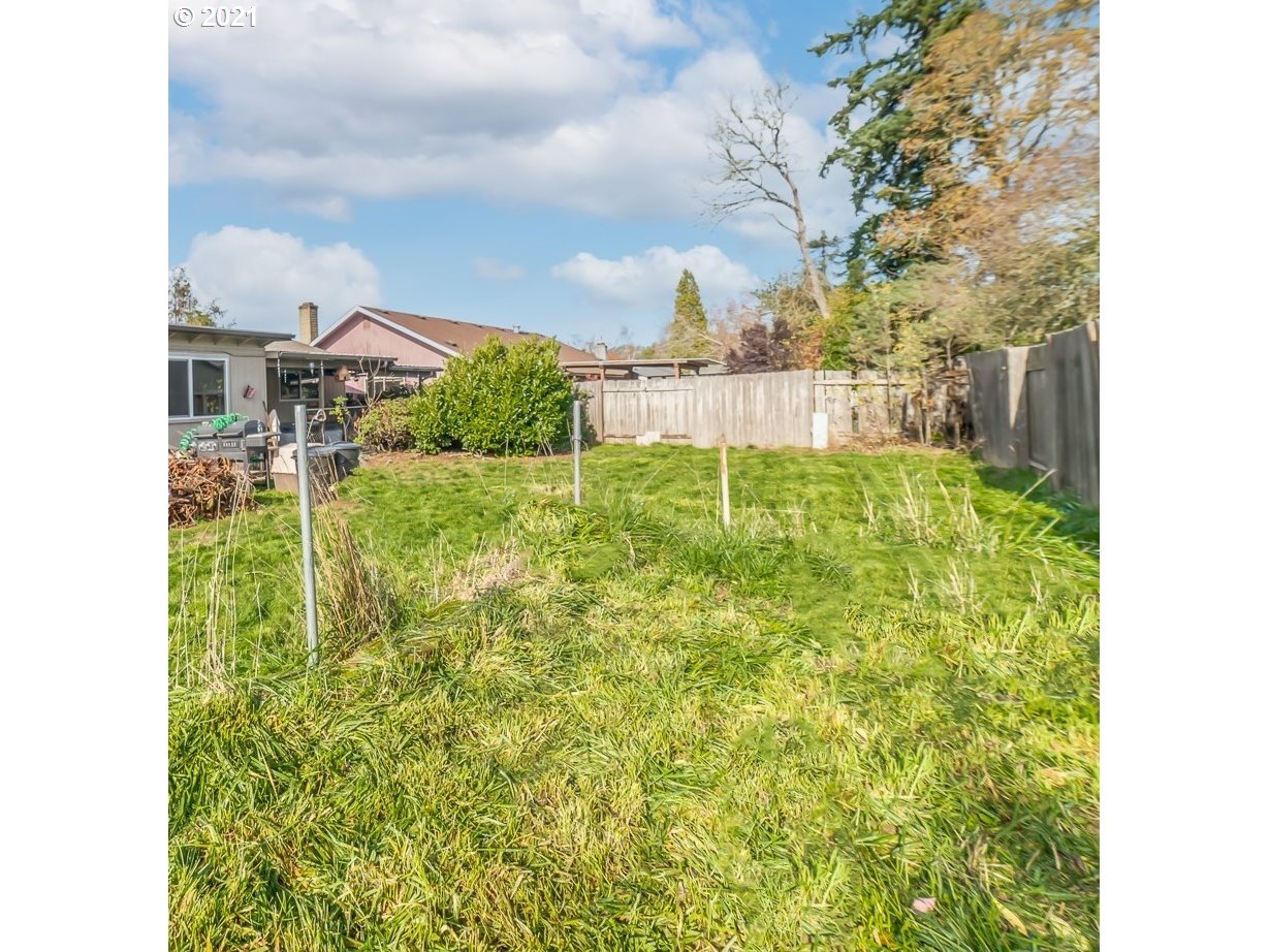 471 67th Street Springfield, OR 97478 - Photo 27 of 28 a view of yard with green space