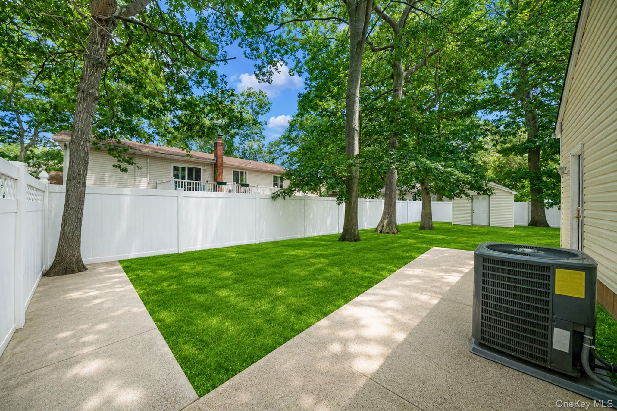 25 Heston Road Shirley, NY 11967 - Photo 11 of 38