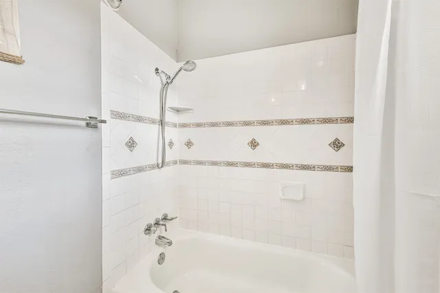 $1,600 | 2727 Avenue K, Galveston, TX 77550