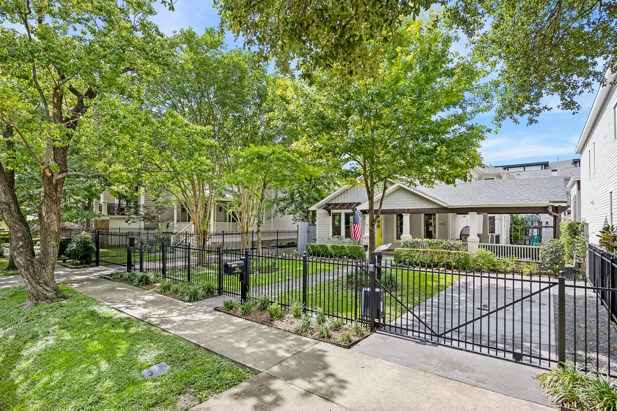 335 West 23rd Street Houston, TX 77008 - Photo 36 of 40 a front view of a house with a garden