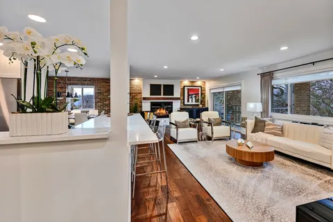 $365,000 | 360 Claymoor, Unit 3G, Hinsdale, IL 60521