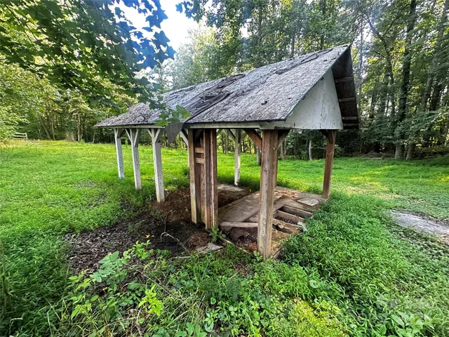a view of yard with green space