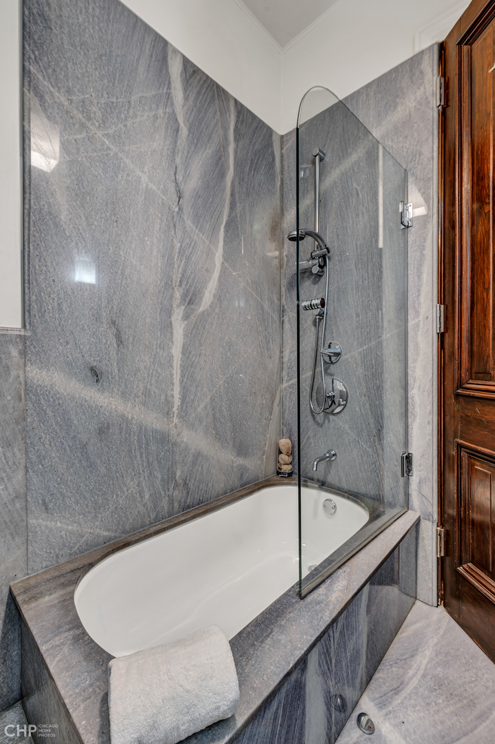 125 West Delaware Place Chicago, IL 60610 - Photo 18 of 44